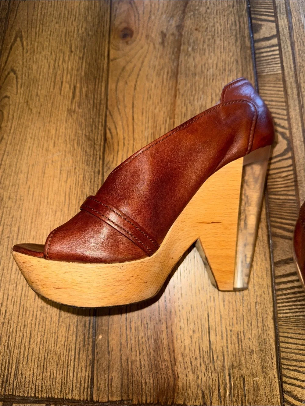 Chloe Brown Leather and Lucite Peep-Toe Chunky Platform Heels 2010